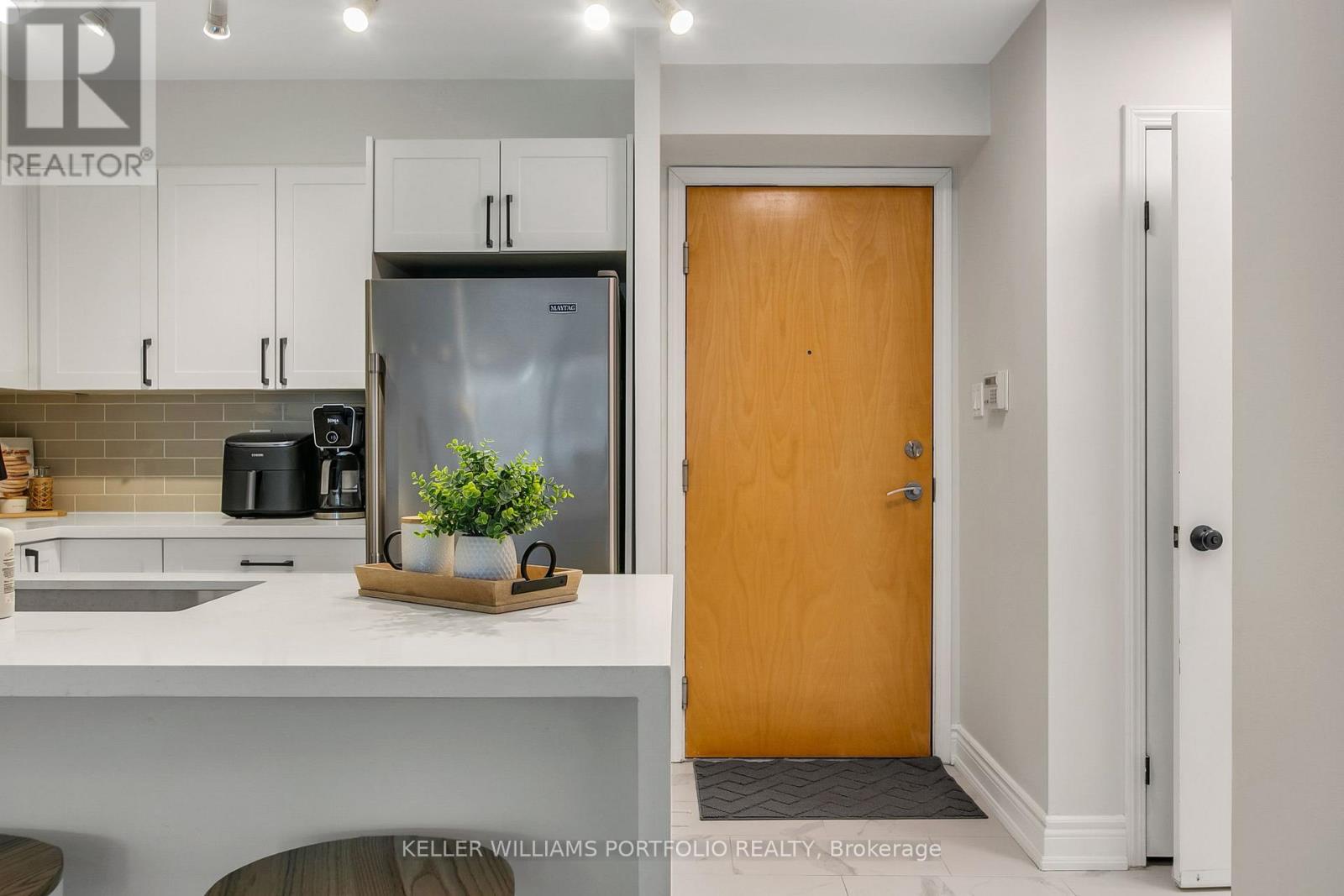 222 - 600 Queens Quay W, Toronto, Ontario  M5V 3M3 - Photo 2 - C12793978