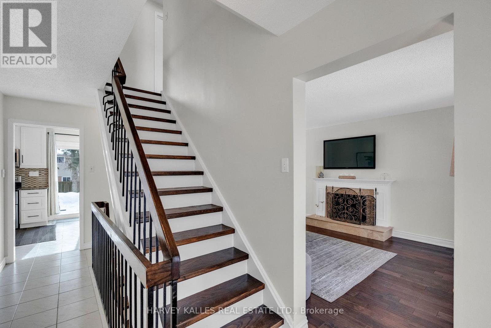 33 Ravengloss Drive, Markham, Ontario  L3T 4C8 - Photo 4 - N12794052