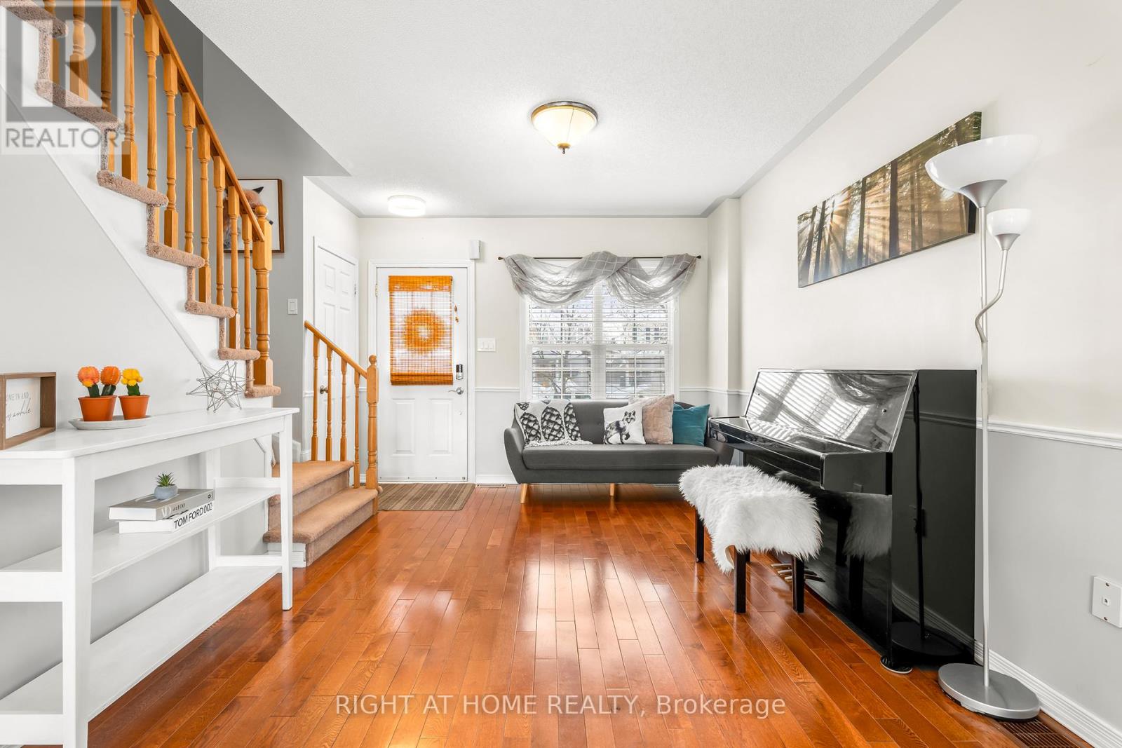 146 Maplewood Drive, Essa, Ontario  L3W 0B9 - Photo 5 - N12794104