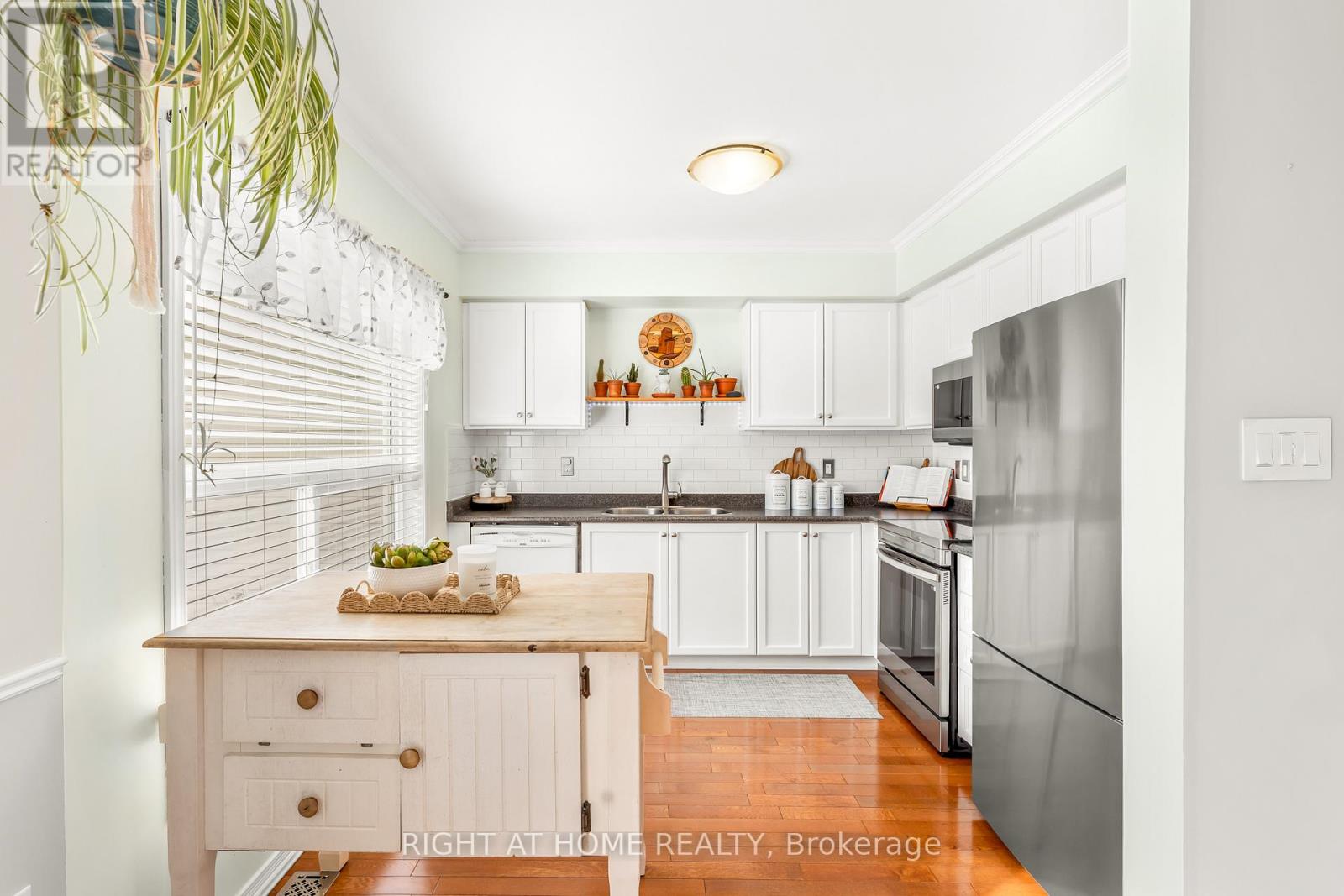 146 Maplewood Drive, Essa, Ontario  L3W 0B9 - Photo 8 - N12794104