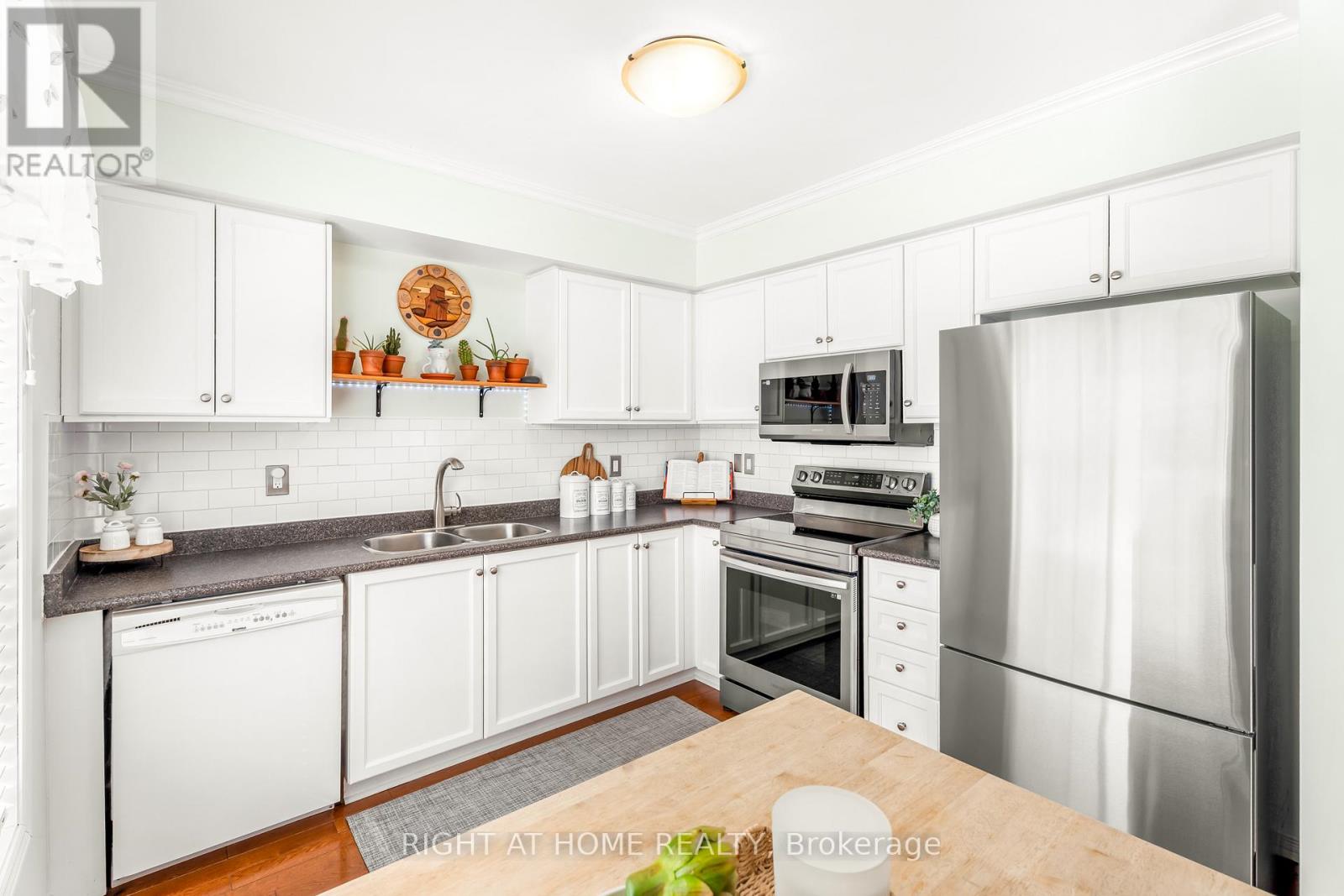 146 Maplewood Drive, Essa, Ontario  L3W 0B9 - Photo 9 - N12794104