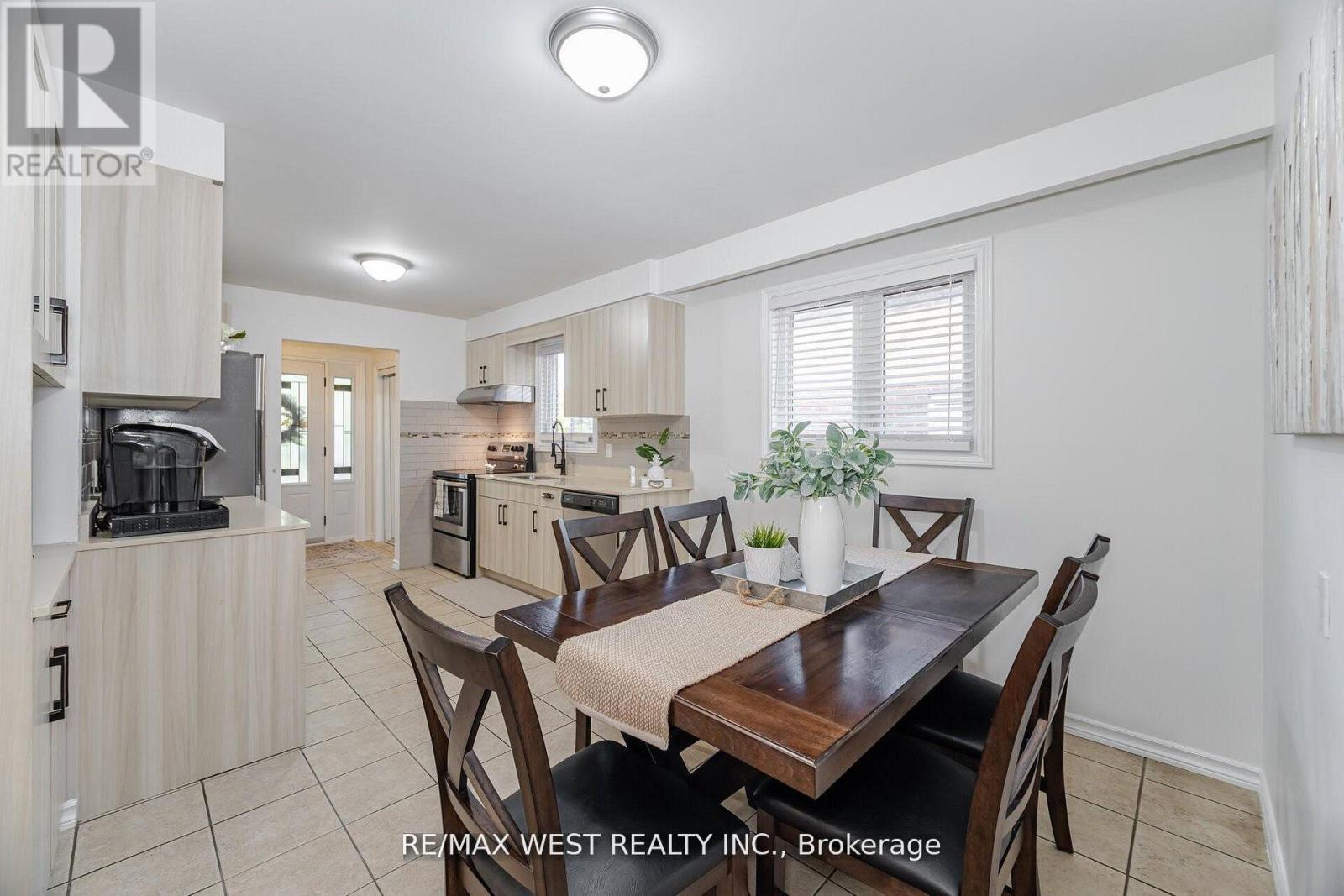 17 Malcolm Crescent, Brampton, Ontario  L6S 3C7 - Photo 5 - W12794084