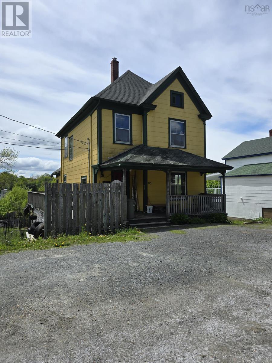 63 Elm Street, Bridgewater, Nova Scotia B4V 2V5 - Photo 1 - 202512438