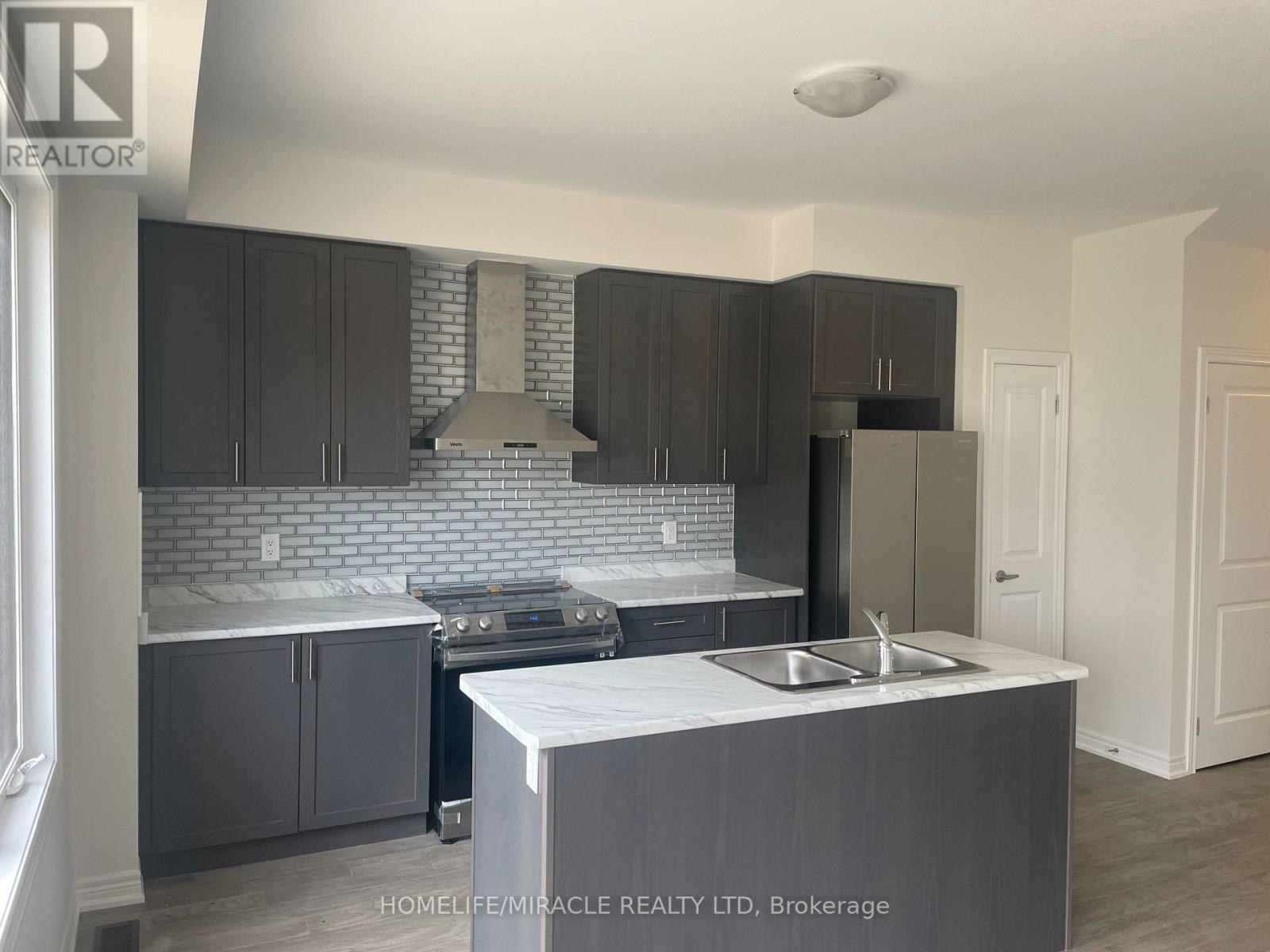 41 Mia Drive, Hamilton, Ontario  L9B 1K2 - Photo 3 - X12794128