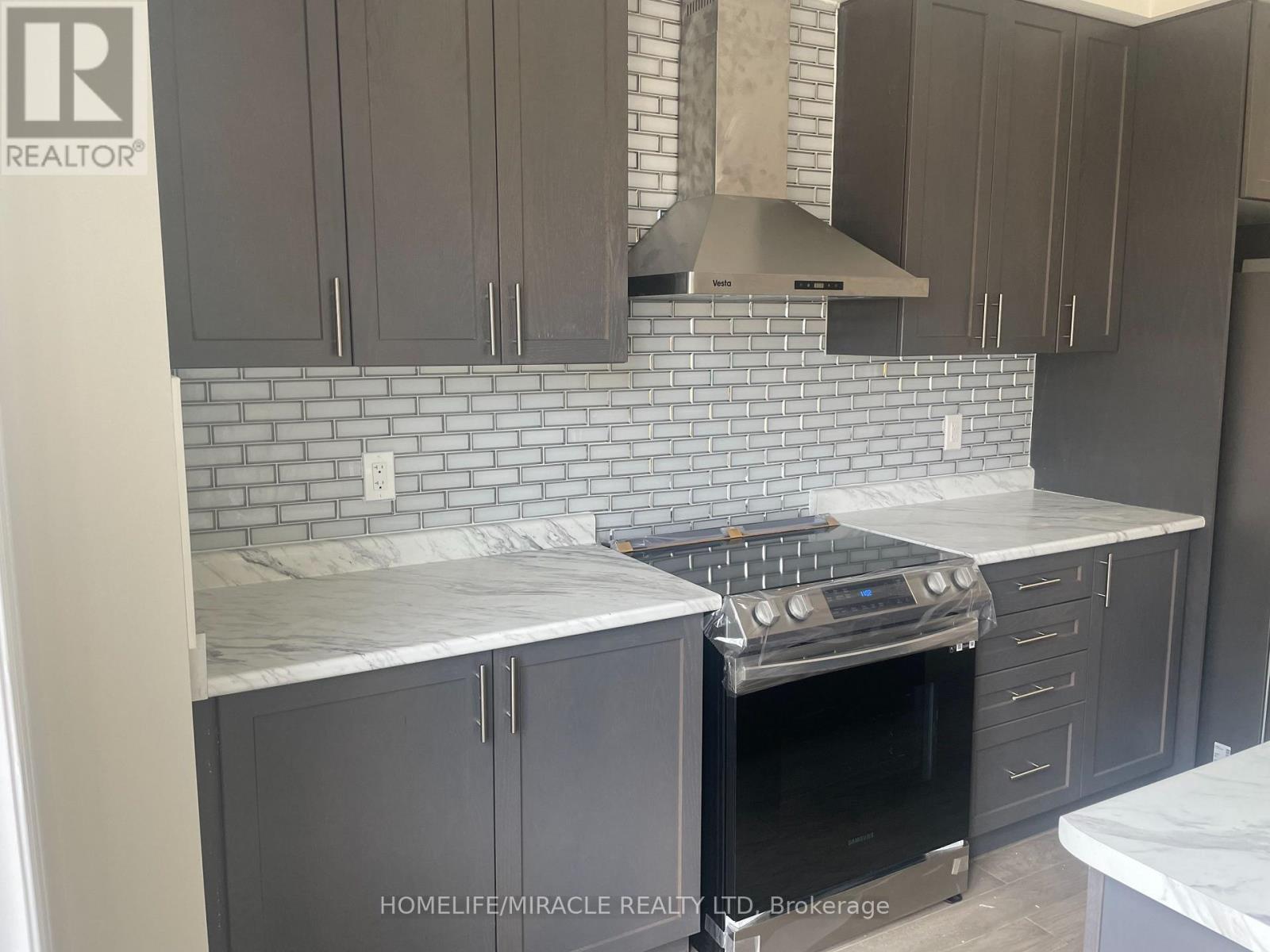 41 Mia Drive, Hamilton, Ontario  L9B 1K2 - Photo 4 - X12794128