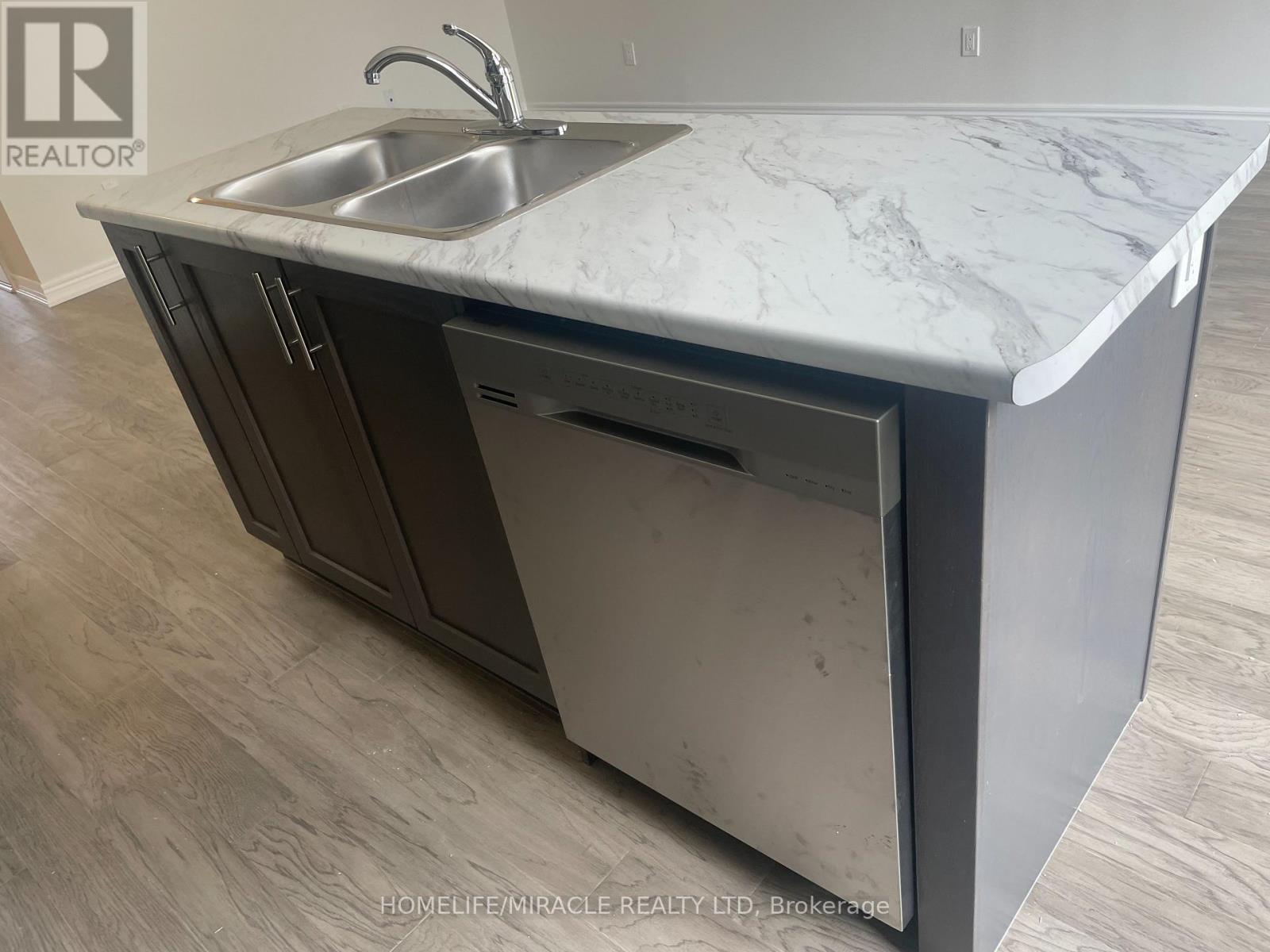 41 Mia Drive, Hamilton, Ontario  L9B 1K2 - Photo 5 - X12794128