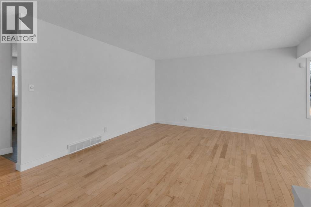 6312 Thorncliffe Drive Nw, Calgary, Alberta  T2K 3A7 - Photo 5 - A2278293