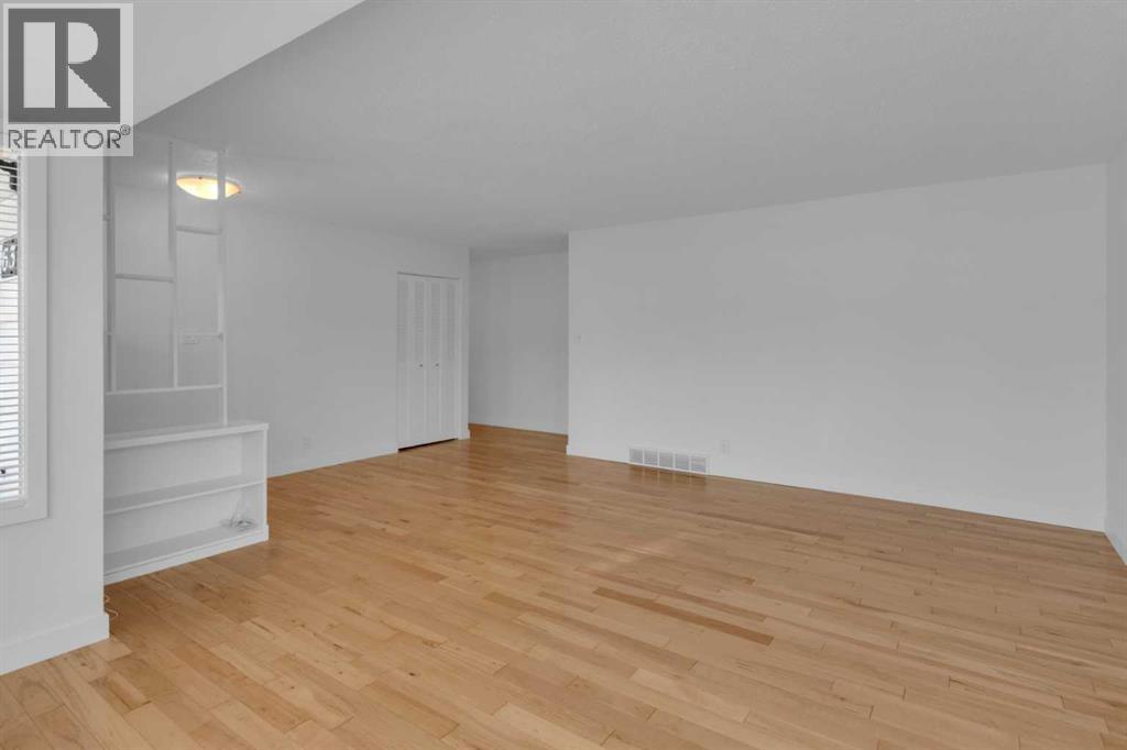 6312 Thorncliffe Drive Nw, Calgary, Alberta  T2K 3A7 - Photo 4 - A2278293