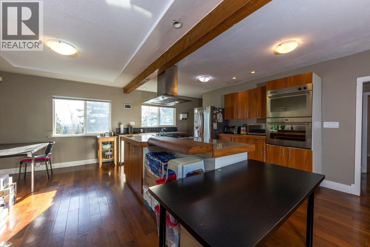 Listing Picture 11 of 25 : 4376 WINNIFRED STREET, Burnaby / 本拿比 - 魯藝地產 Yvonne Lu Group - MLS Medallion Club Member