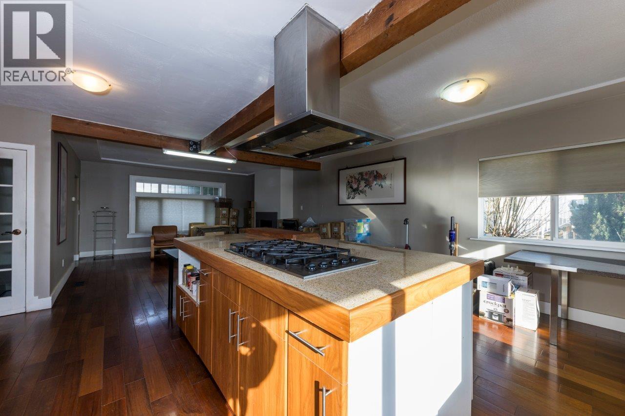 Listing Picture 12 of 25 : 4376 WINNIFRED STREET, Burnaby / 本拿比 - 魯藝地產 Yvonne Lu Group - MLS Medallion Club Member