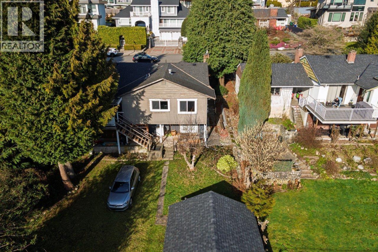 Listing Picture 5 of 25 : 4376 WINNIFRED STREET, Burnaby / 本拿比 - 魯藝地產 Yvonne Lu Group - MLS Medallion Club Member