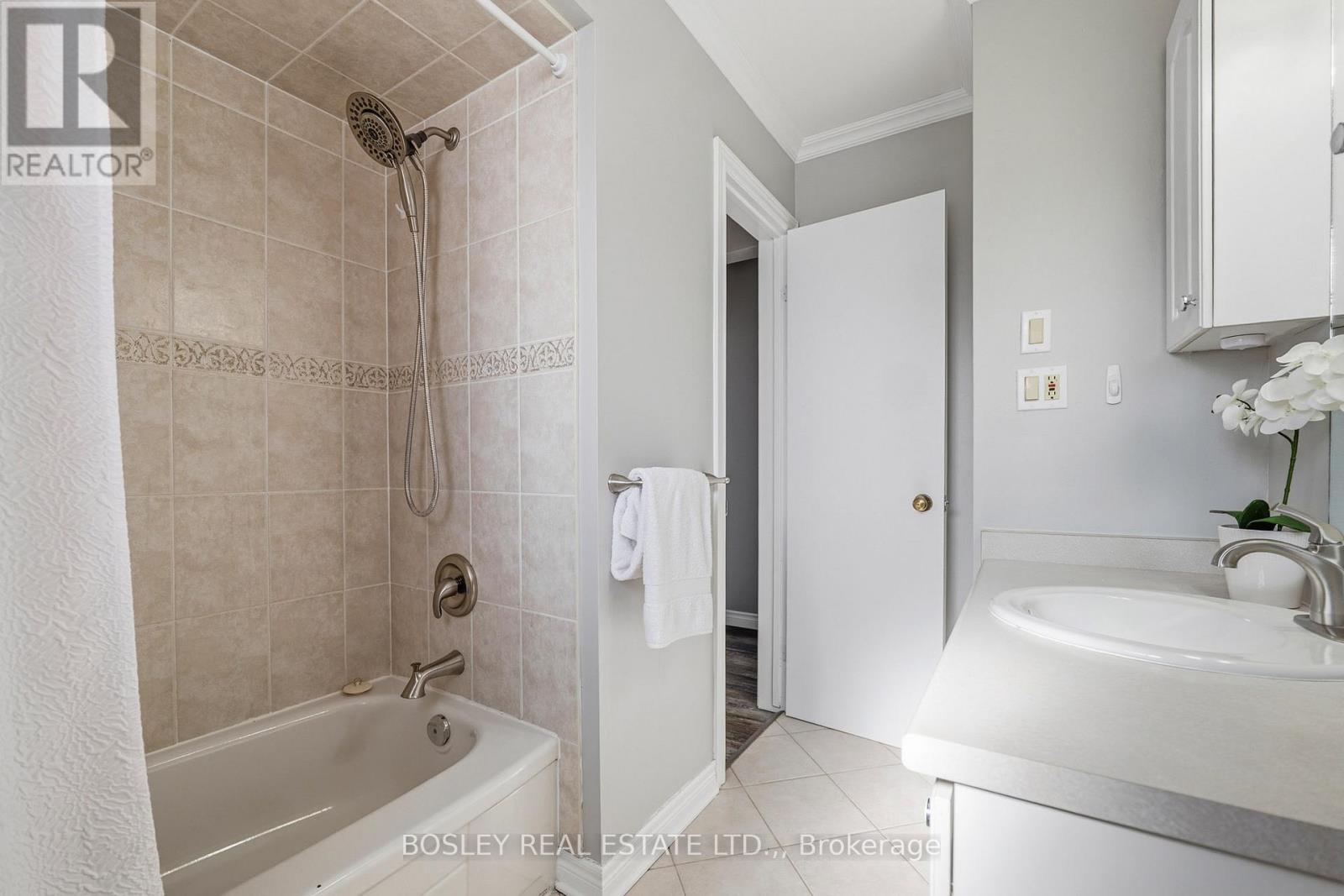 17 Adel Drive, St. Catharines, Ontario  L2M 6N3 - Photo 17 - X12794208