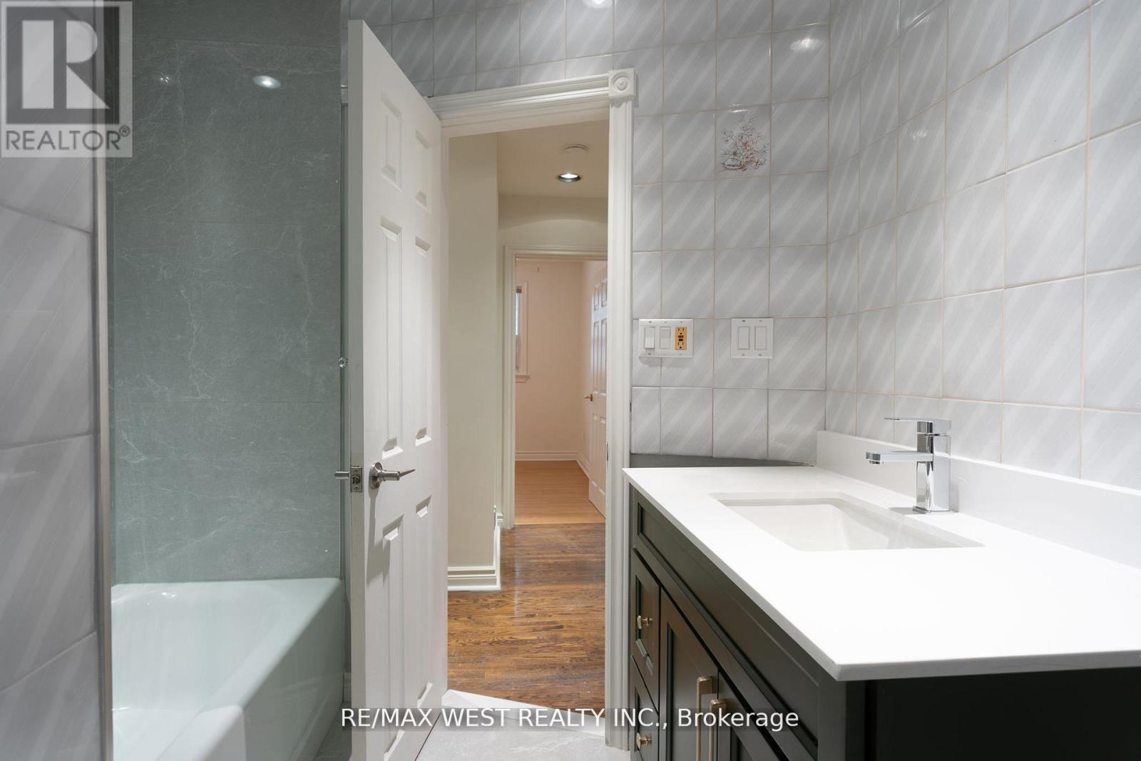 Main - 28 Paragon Road, Toronto, Ontario  M9R 1J5 - Photo 12 - W12794278