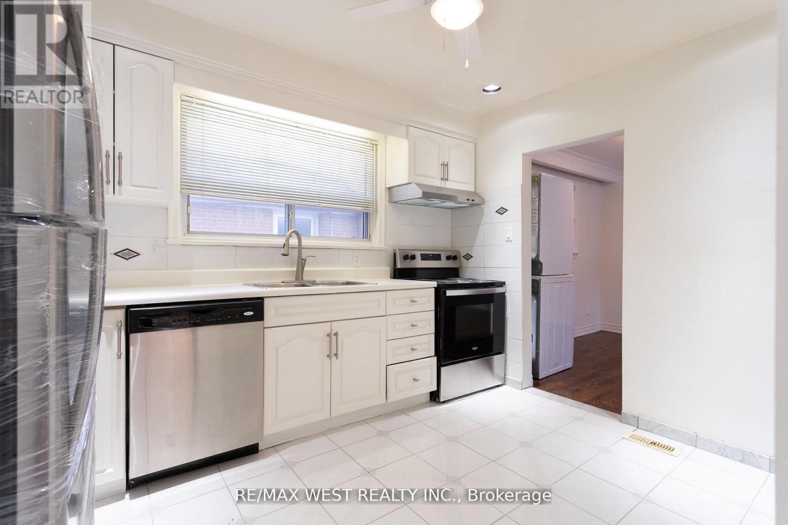 Main - 28 Paragon Road, Toronto, Ontario  M9R 1J5 - Photo 6 - W12794278