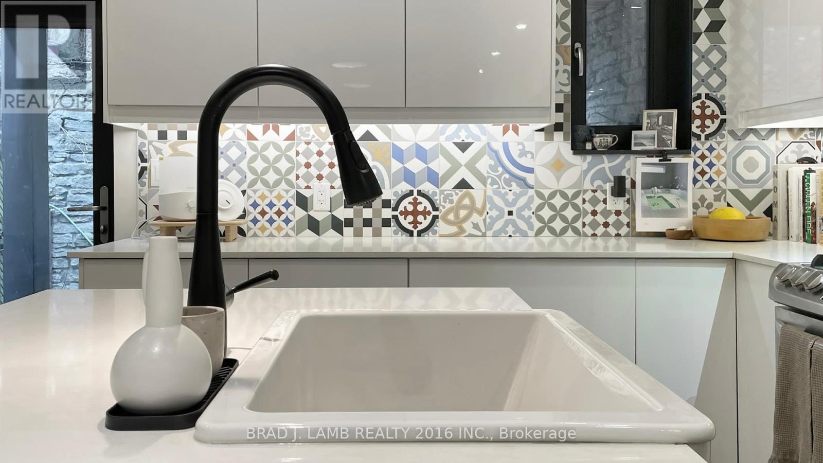 1558 A Davenport Road, Toronto, Ontario M6H 2J1 - Photo 6 - C12794396