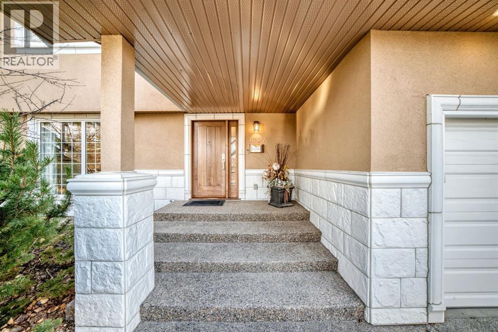 3707 37 Street Nw, Calgary, Alberta  T2L 2J2 - Photo 3 - A2286097