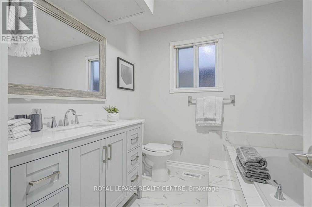 Upper Unit - 390 Wendron Crescent, Mississauga, Ontario  L5R 3H3 - Photo 12 - W12794458