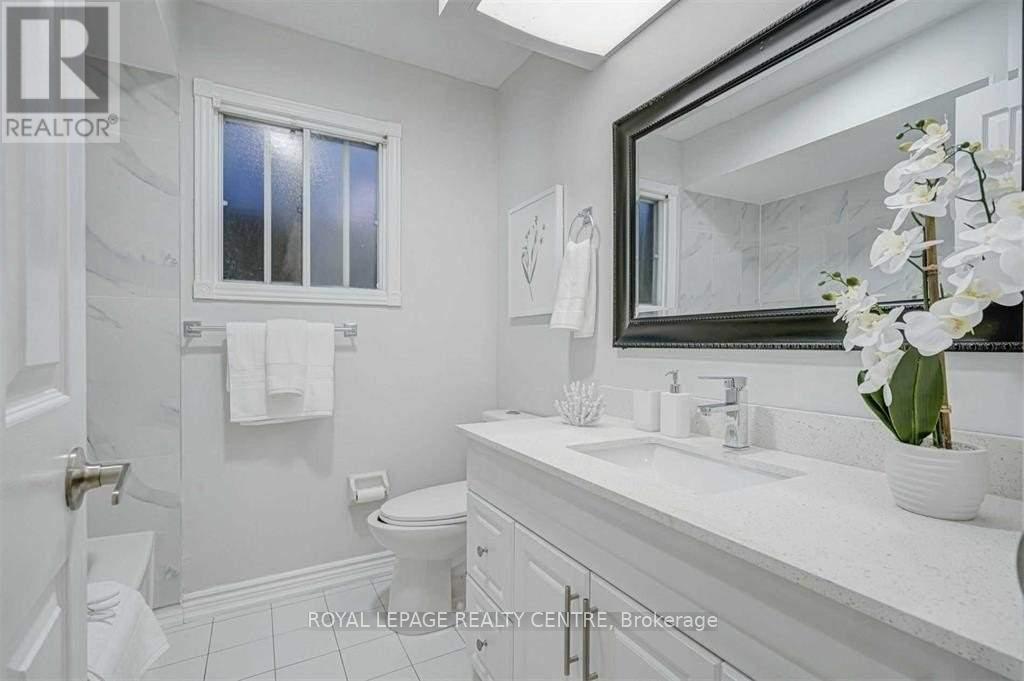 Upper Unit - 390 Wendron Crescent, Mississauga, Ontario  L5R 3H3 - Photo 13 - W12794458