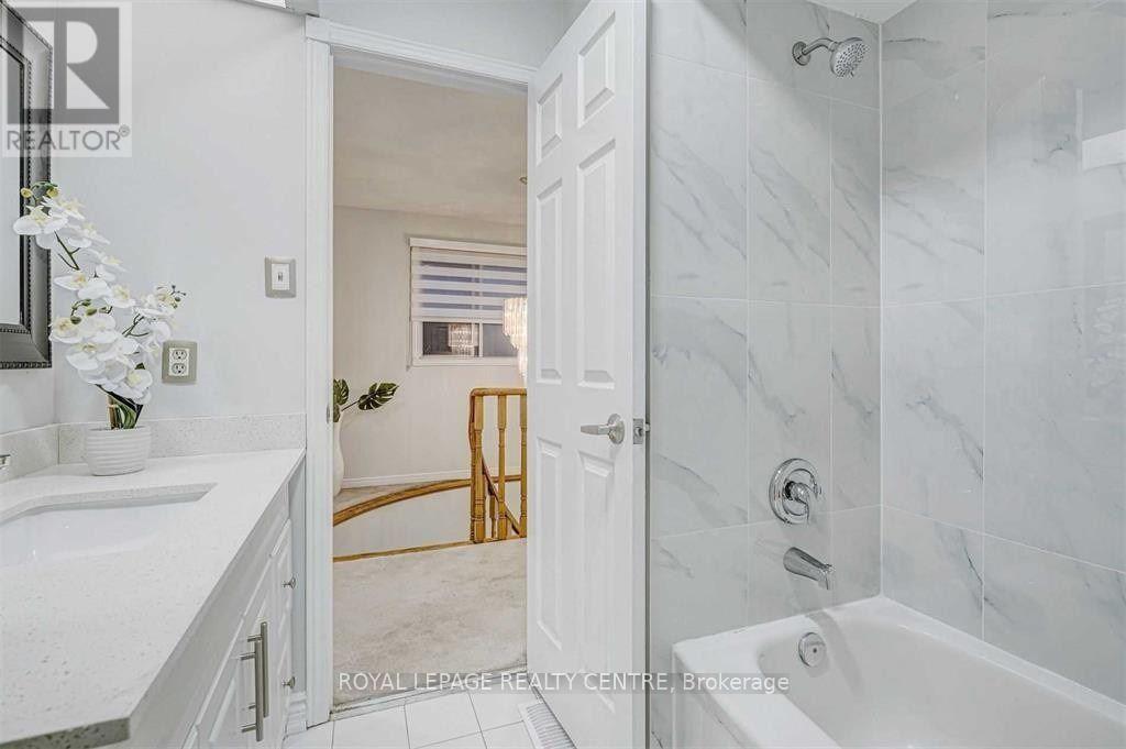 Upper Unit - 390 Wendron Crescent, Mississauga, Ontario  L5R 3H3 - Photo 15 - W12794458