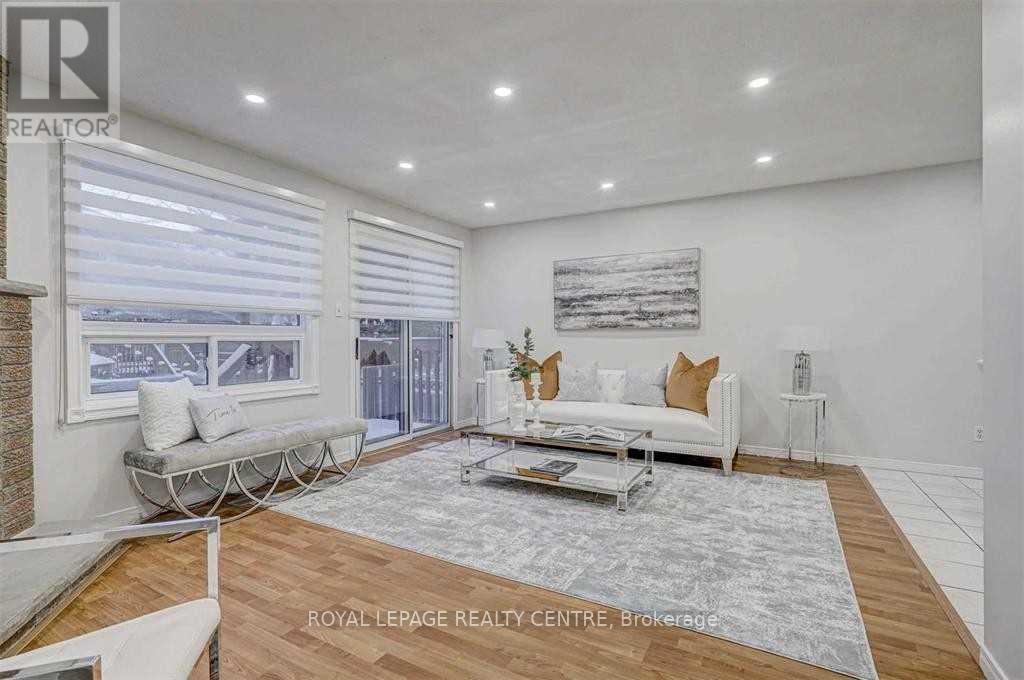 Upper Unit - 390 Wendron Crescent, Mississauga, Ontario  L5R 3H3 - Photo 2 - W12794458