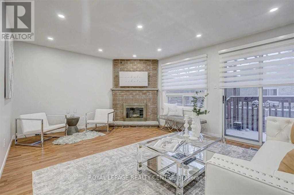 Upper Unit - 390 Wendron Crescent, Mississauga, Ontario  L5R 3H3 - Photo 4 - W12794458