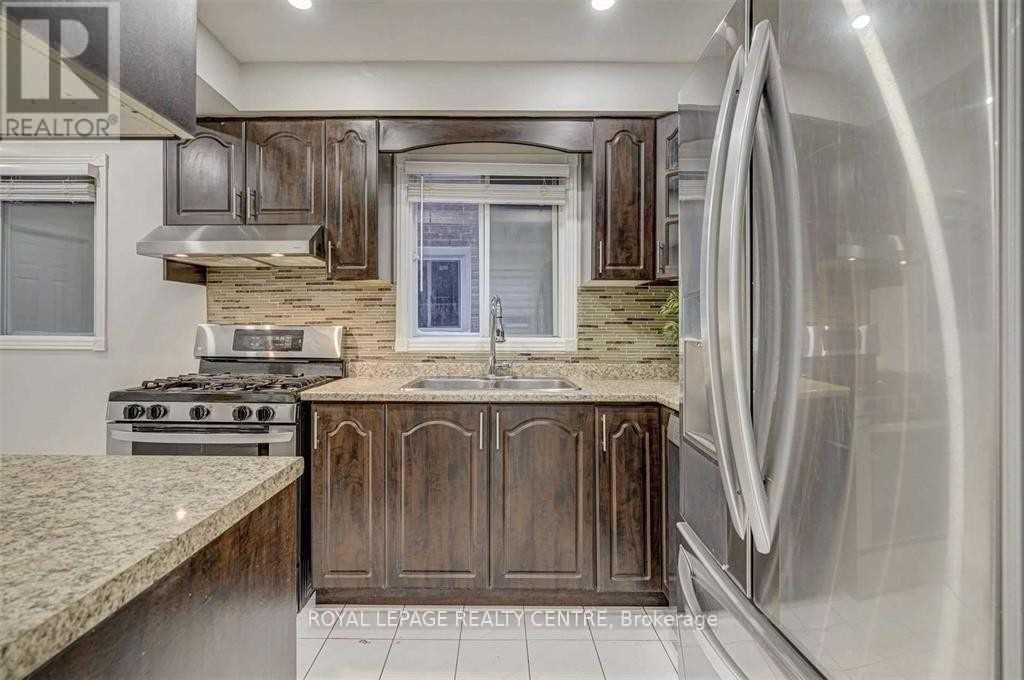 Upper Unit - 390 Wendron Crescent, Mississauga, Ontario  L5R 3H3 - Photo 5 - W12794458