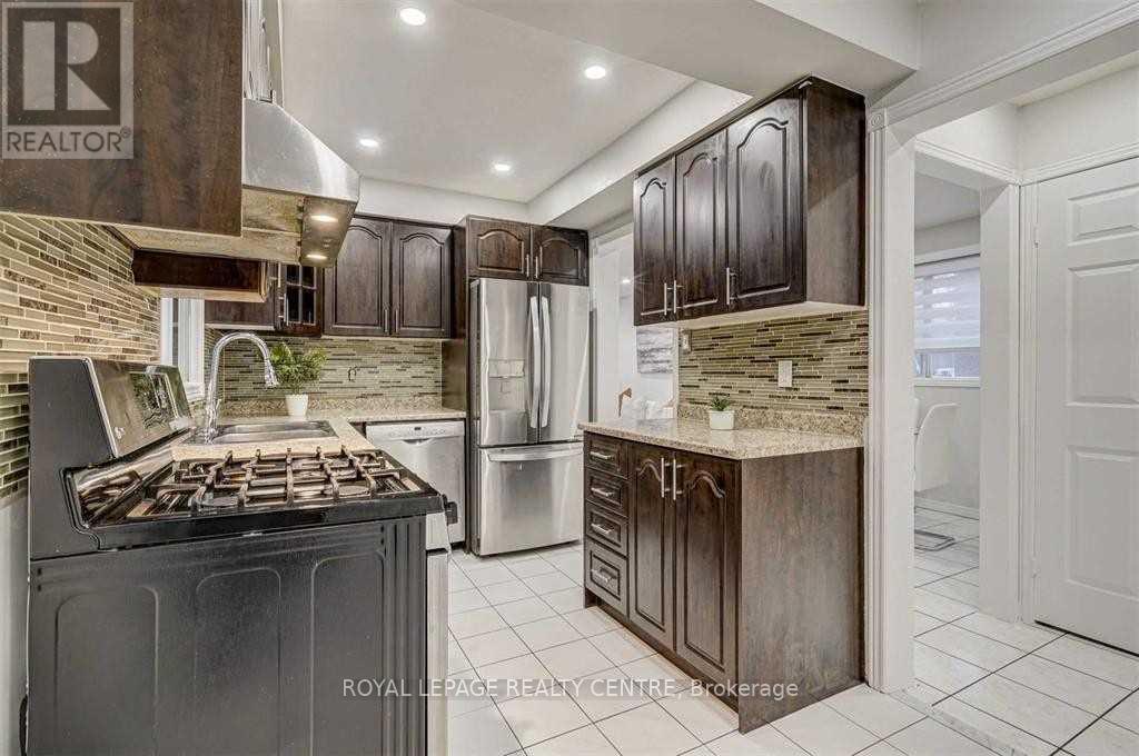 Upper Unit - 390 Wendron Crescent, Mississauga, Ontario  L5R 3H3 - Photo 6 - W12794458