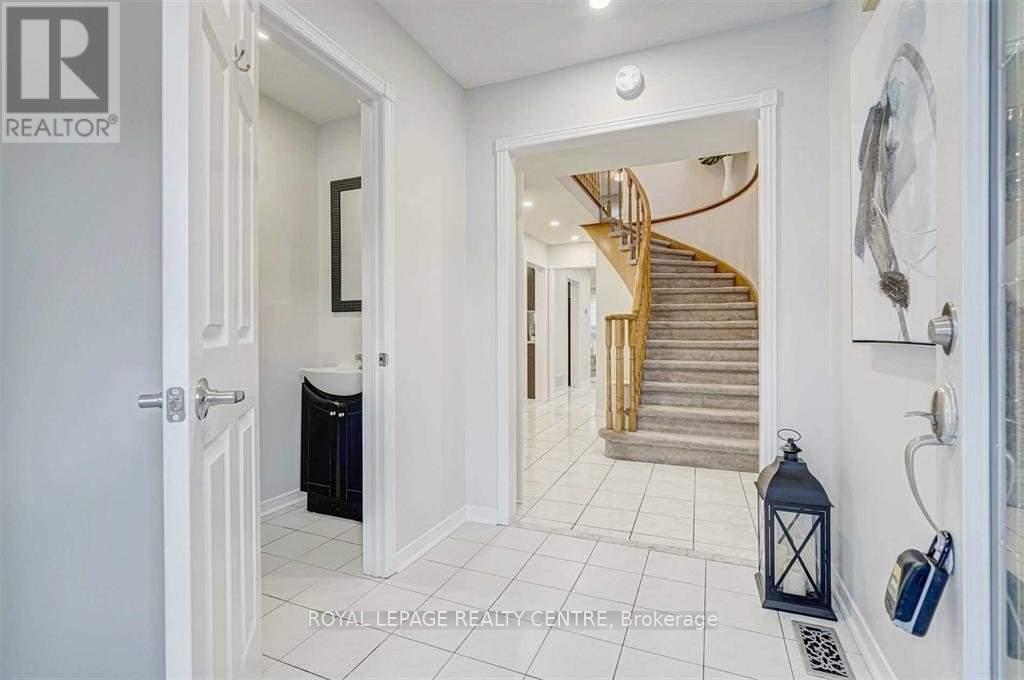 Upper Unit - 390 Wendron Crescent, Mississauga, Ontario  L5R 3H3 - Photo 8 - W12794458