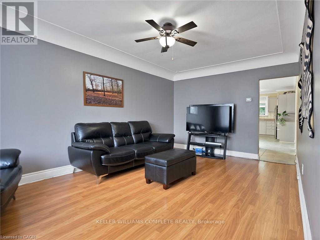 210 East 24th Street, Hamilton, Ontario  L8V 2Y4 - Photo 5 - X12794444