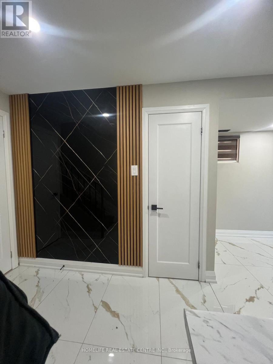 5 Bay Crest Drive, Brampton, Ontario  L6Z 1H5 - Photo 5 - W12532334