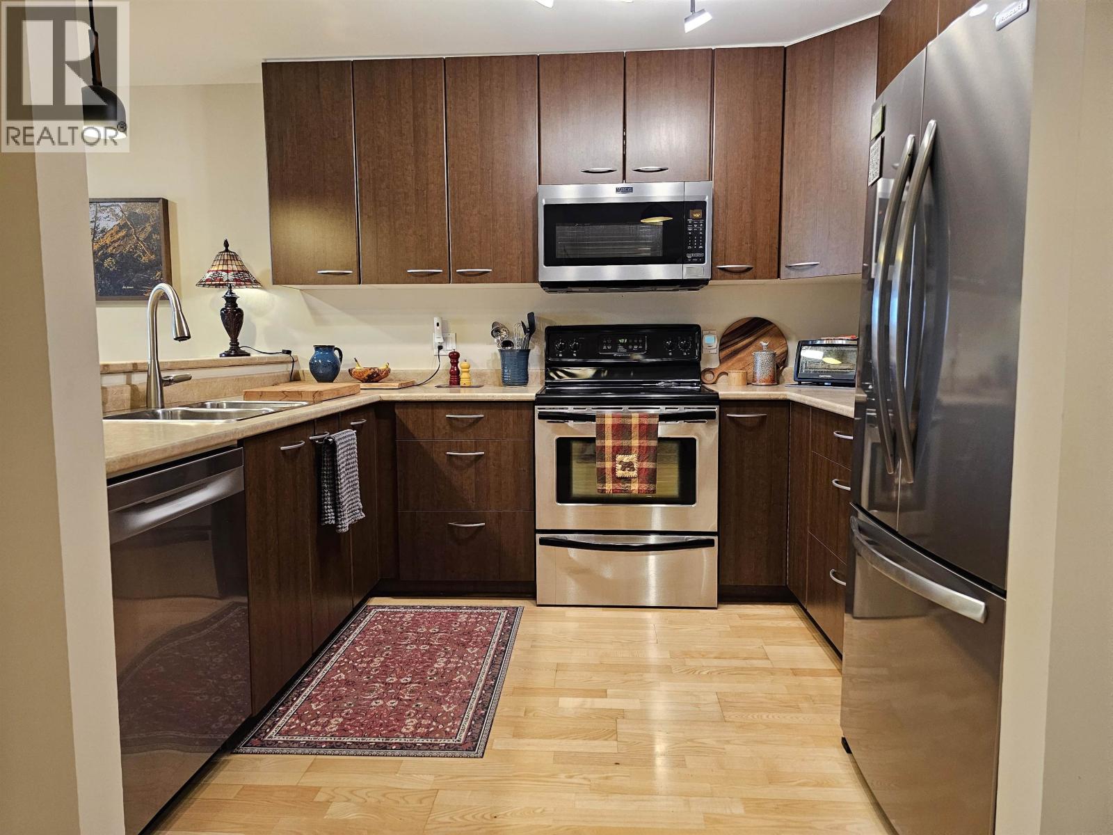 404 5631 Inlet Avenue, Sechelt, British Columbia  V7Z 0J1 - Photo 1 - R3090363