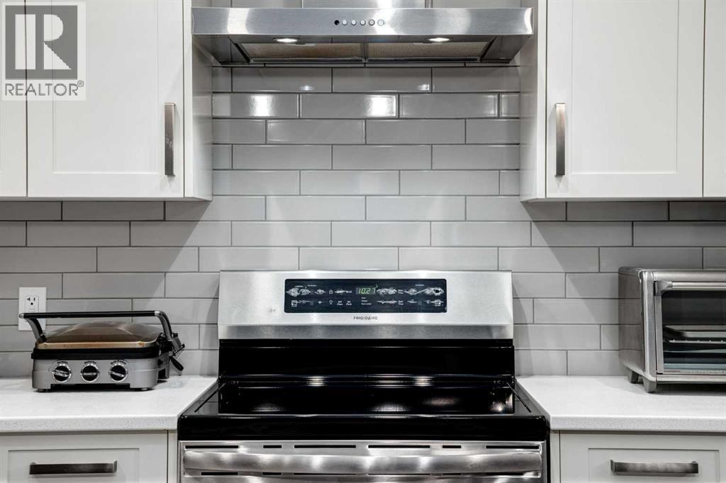 19 West Grove Place Sw, Calgary, Alberta  T3H 1Z4 - Photo 12 - A2246398