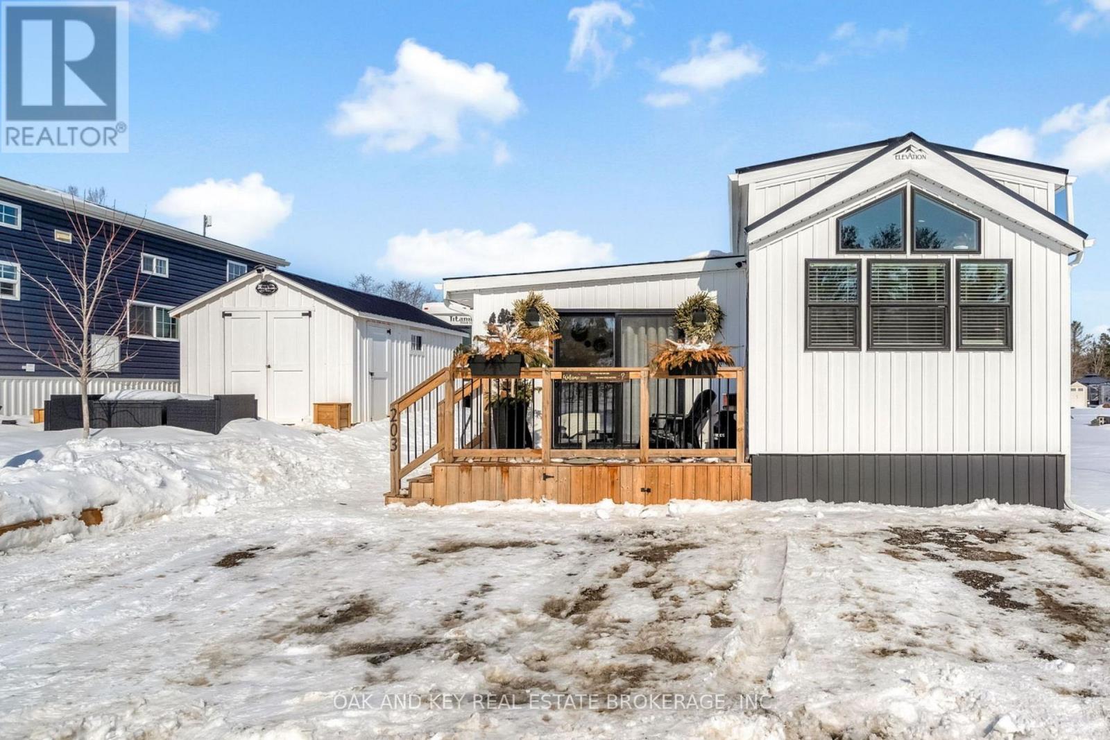 203 - 4838 Switzer Drive, Southwest Middlesex, Ontario  N0L 1A0 - Photo 3 - X12789656