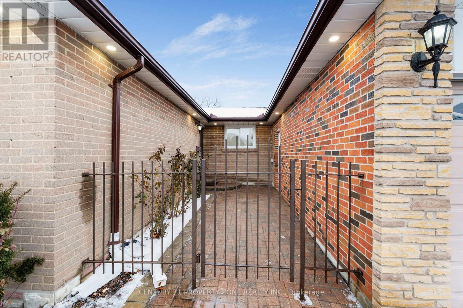 77 Belmont Drive, Brampton, Ontario  L6T 2K5 - Photo 6 - W12679248