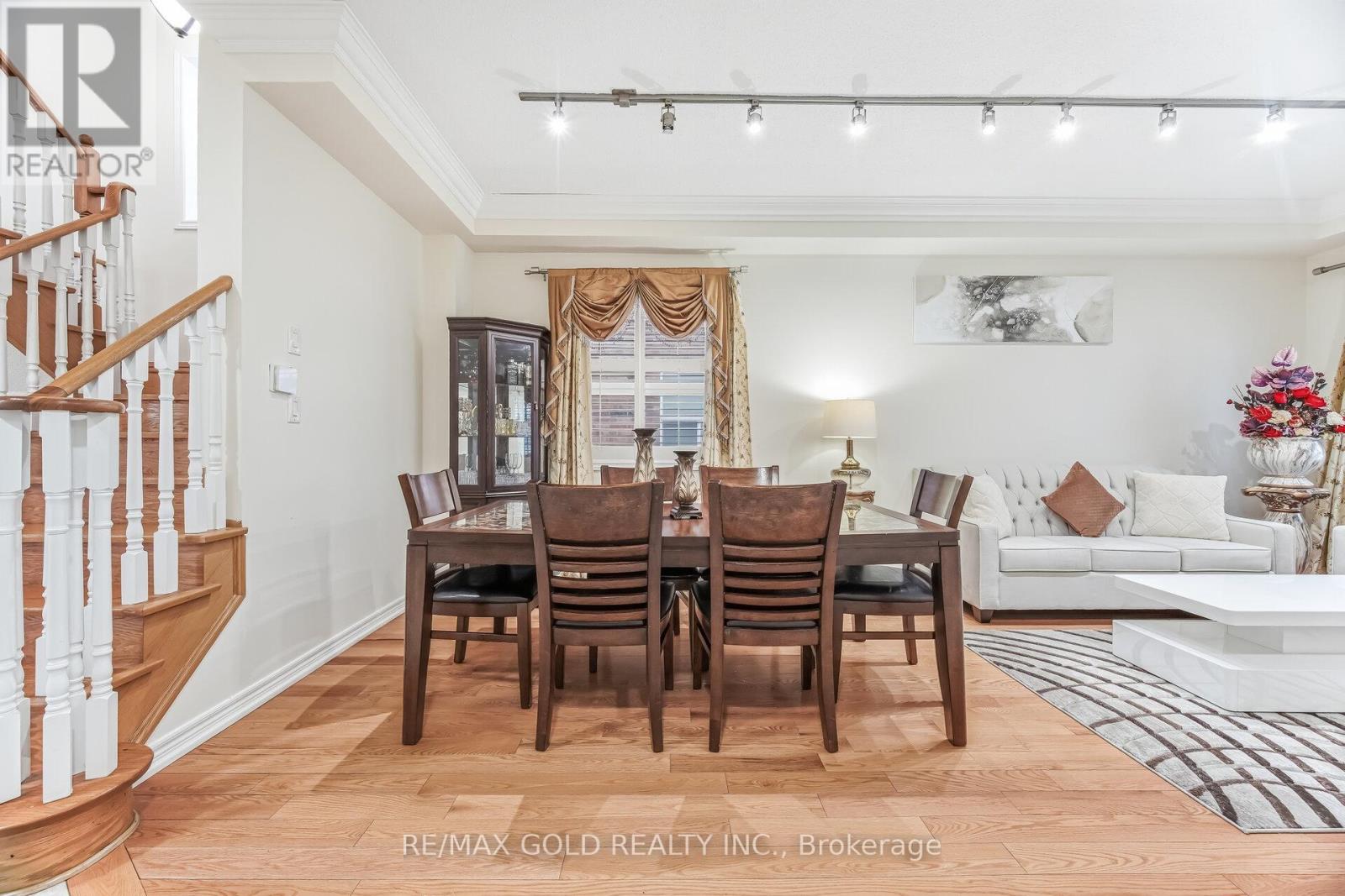 4 Plateau Drive, Brampton, Ontario  L6R 3G5 - Photo 4 - W12774054