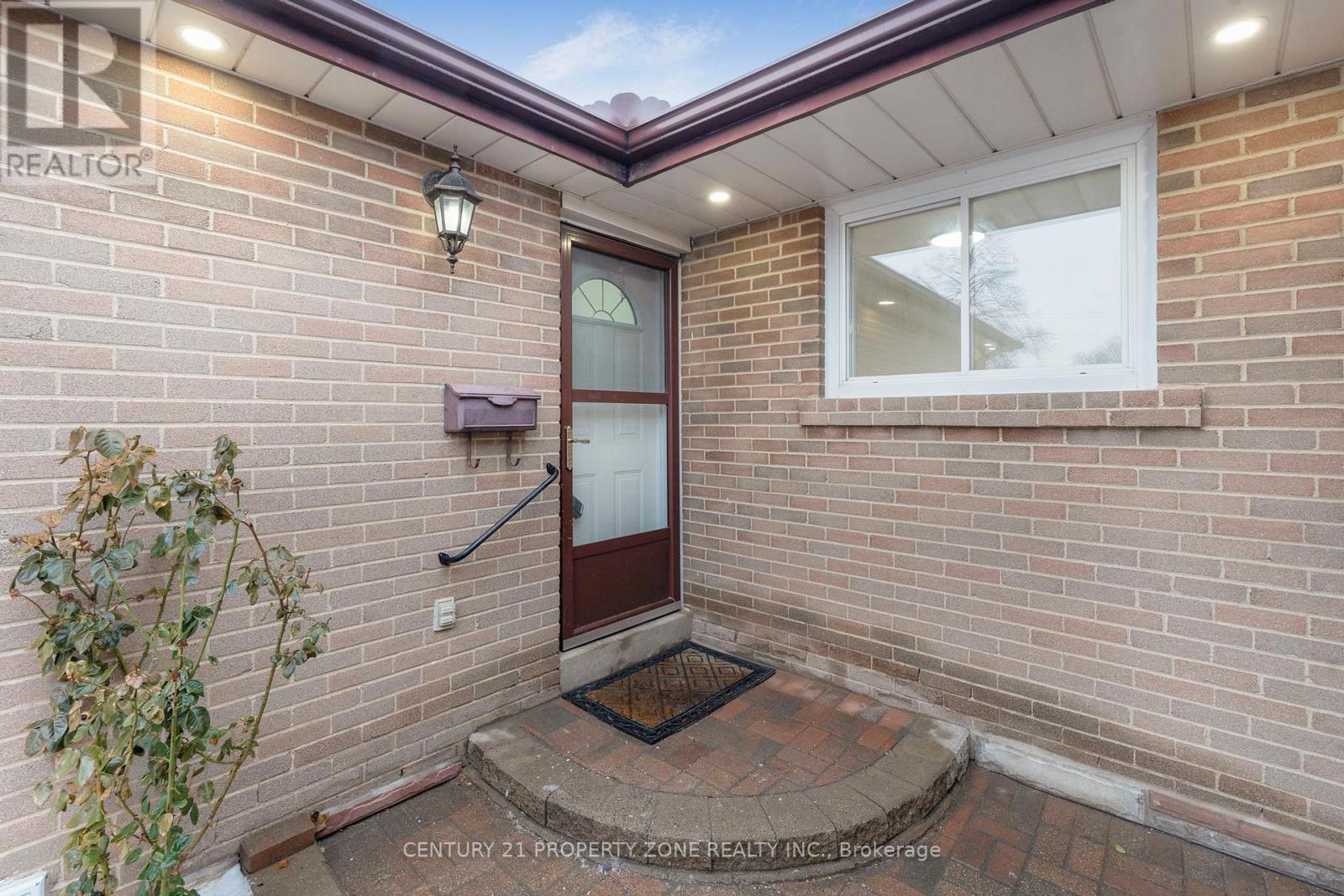 77 Belmont Drive, Brampton, Ontario  L6T 2K5 - Photo 7 - W12679248