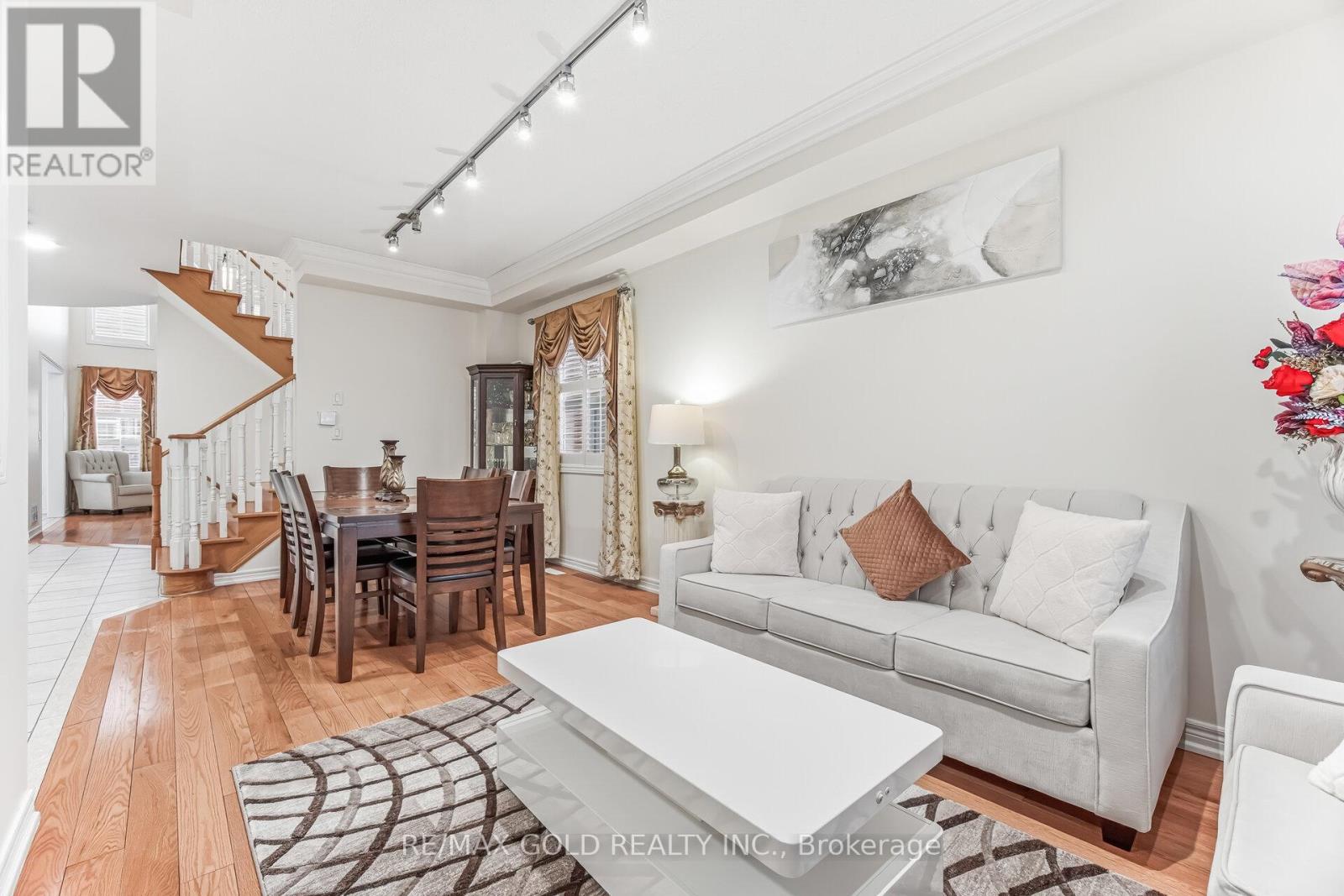 4 Plateau Drive, Brampton, Ontario  L6R 3G5 - Photo 2 - W12774054