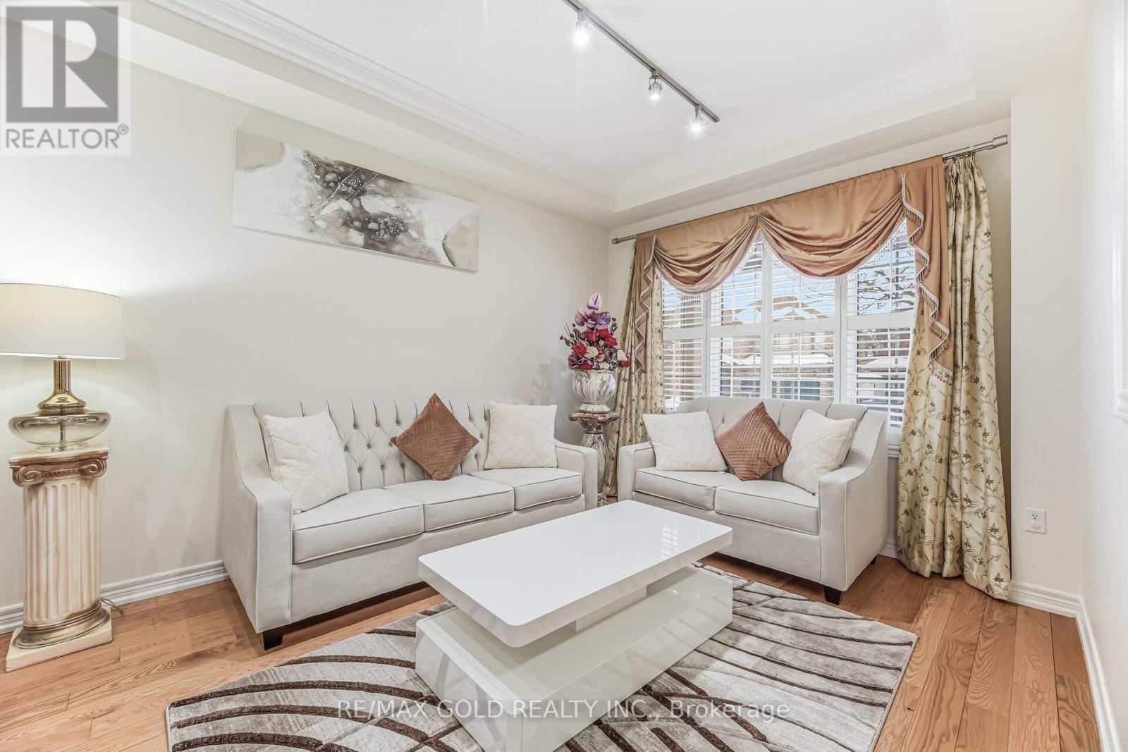 4 Plateau Drive, Brampton, Ontario  L6R 3G5 - Photo 3 - W12774054