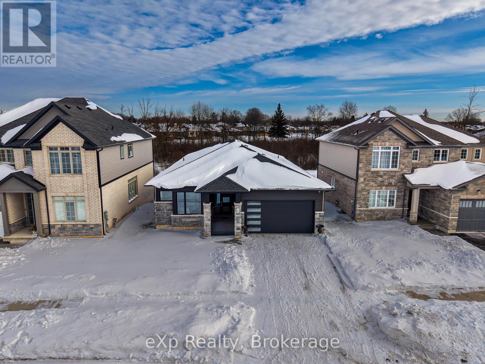 162 Westcott Road, Welland, Ontario  L3C 0K9 - Photo 2 - X12794636