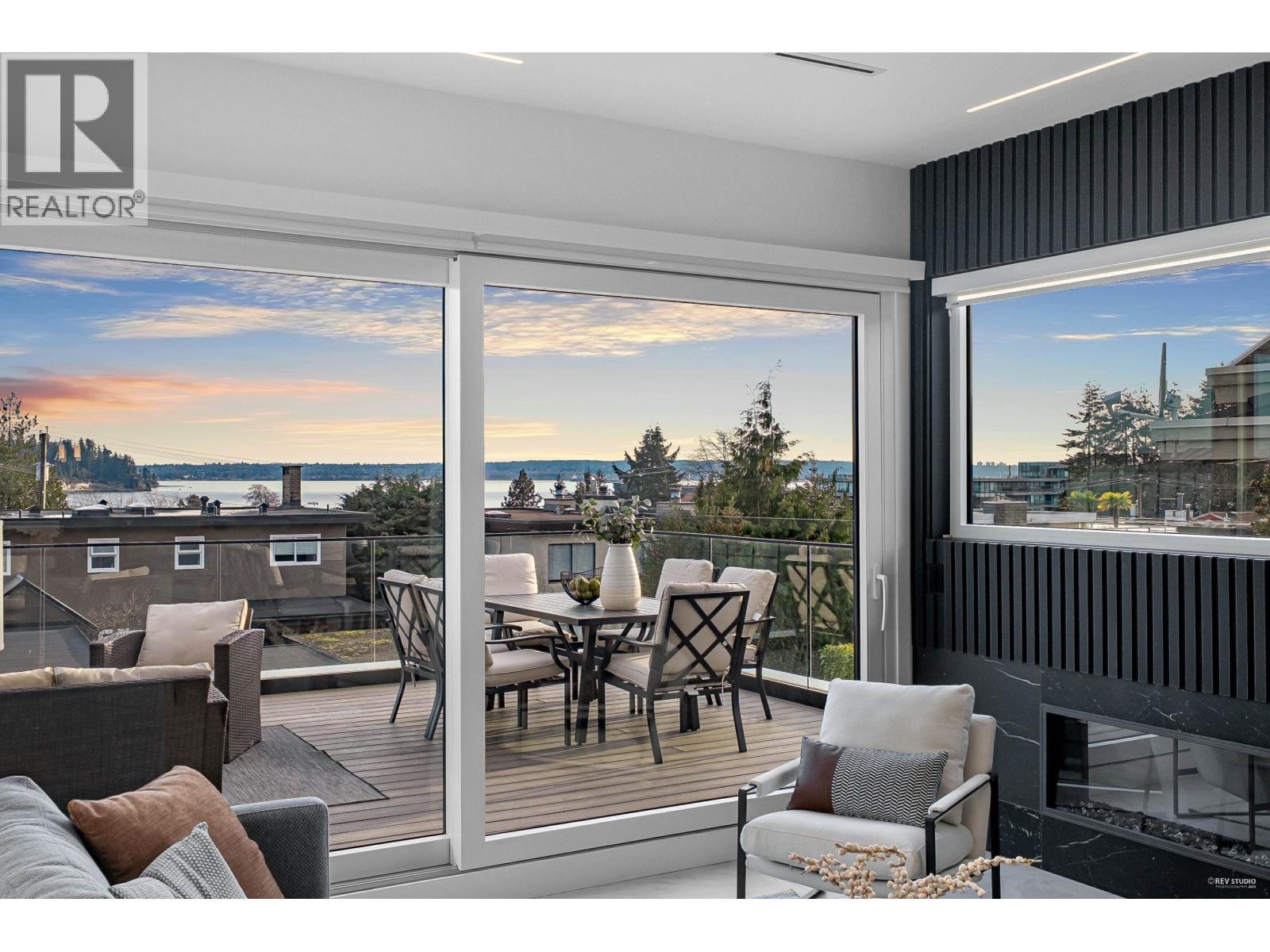 1236 Duchess Avenue, West Vancouver, British Columbia  V7T 1H4 - Photo 3 - R3090415