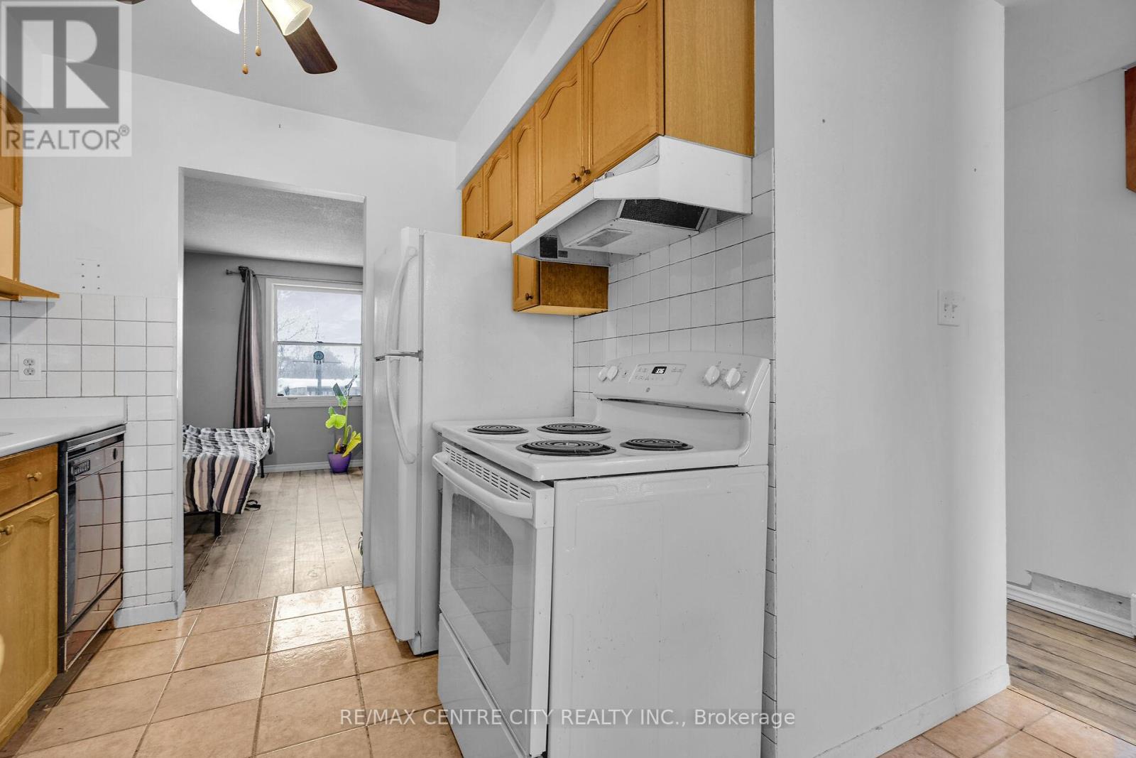 55 Mohegan Crescent, London East, Ontario  N5V 2X7 - Photo 7 - X12794758