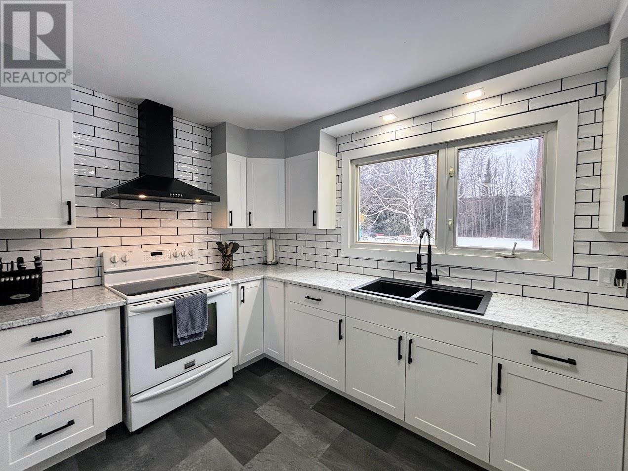 32 Mona Dr, Manitouwadge, Ontario  P0T 2C0 - Photo 2 - TB253515