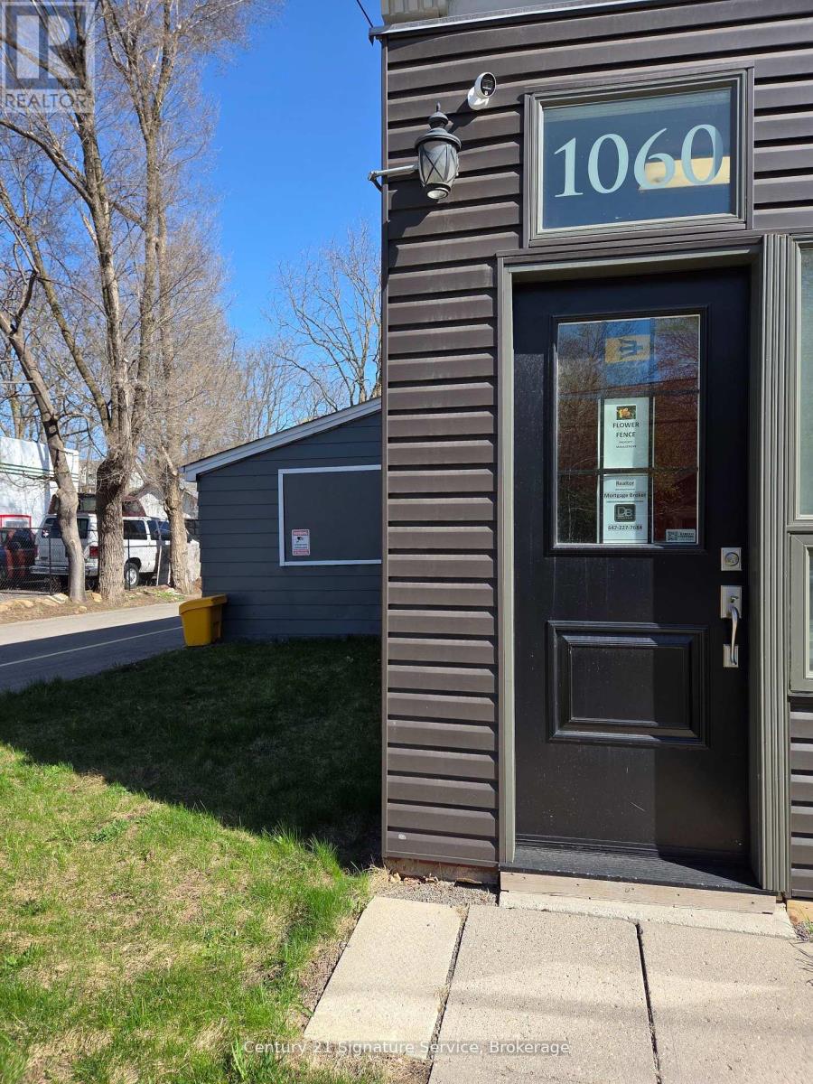 Main Flr - 1060 Old Derry Road, Mississauga, Ontario  L5W 1A1 - Photo 3 - W12780852