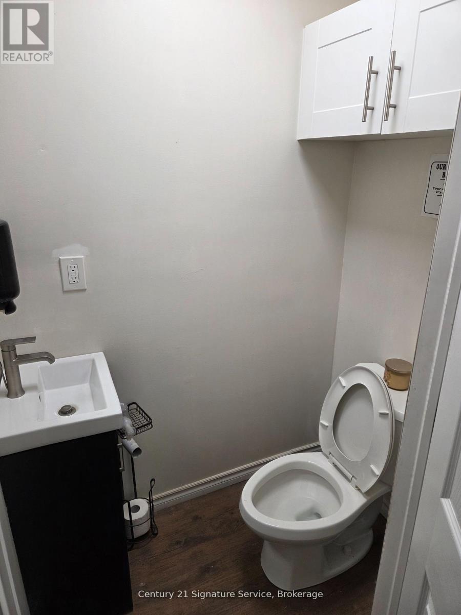 Main Flr - 1060 Old Derry Road, Mississauga, Ontario  L5W 1A1 - Photo 7 - W12780852