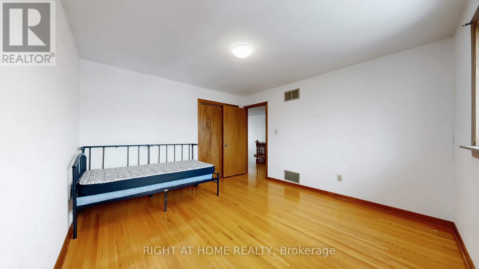 94 Madawaska Avenue, Toronto, Ontario  M2M 2R4 - Photo 18 - C12794804