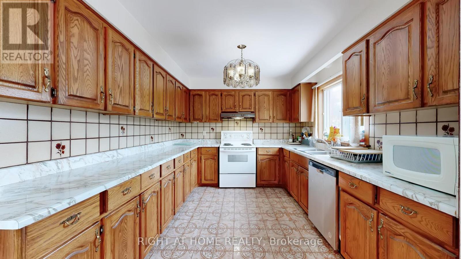 94 Madawaska Avenue, Toronto, Ontario  M2M 2R4 - Photo 35 - C12794804