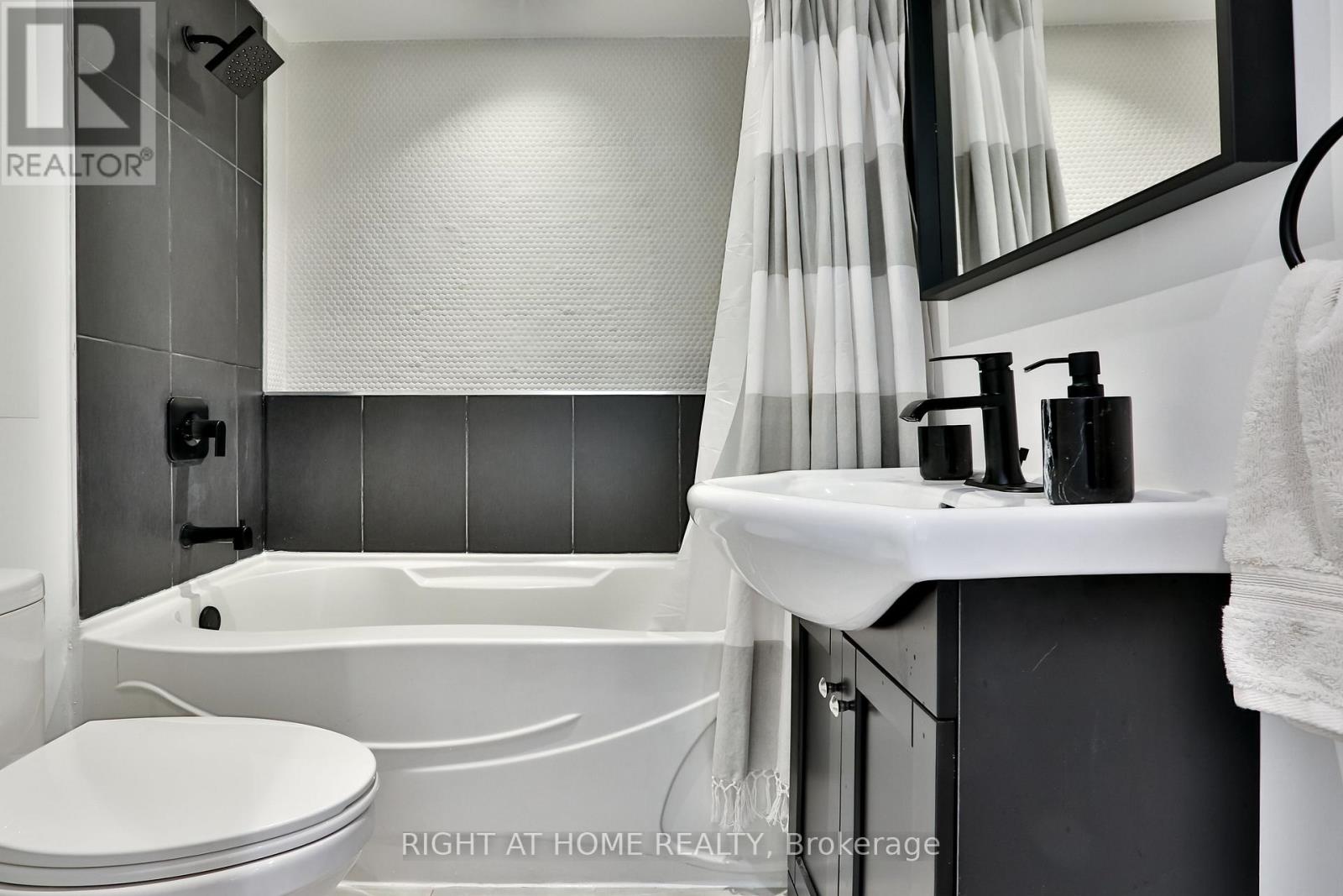 1365 Lansdowne Avenue, Toronto, Ontario  M6H 3Z9 - Photo 39 - W12794630