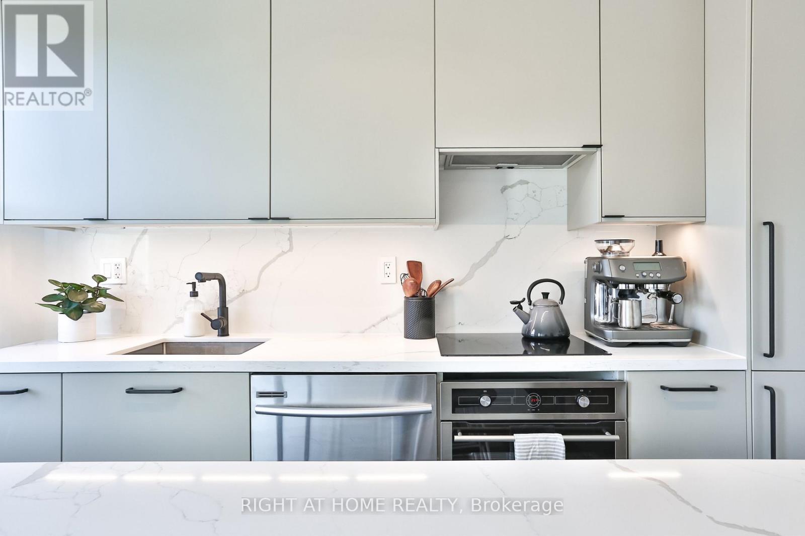 1365 Lansdowne Avenue, Toronto, Ontario  M6H 3Z9 - Photo 4 - W12794630