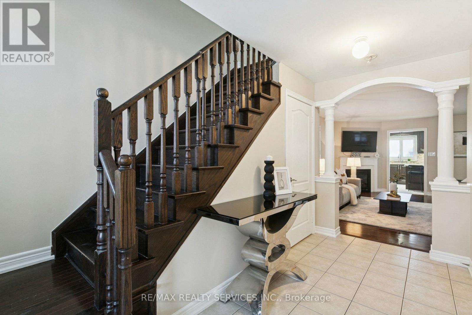 9 Beachville Circle, Brampton, Ontario  L6X 0V4 - Photo 3 - W12794708