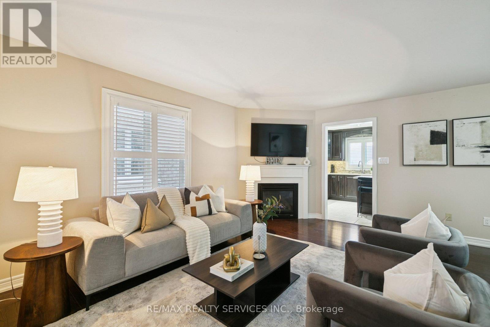 9 Beachville Circle, Brampton, Ontario  L6X 0V4 - Photo 4 - W12794708